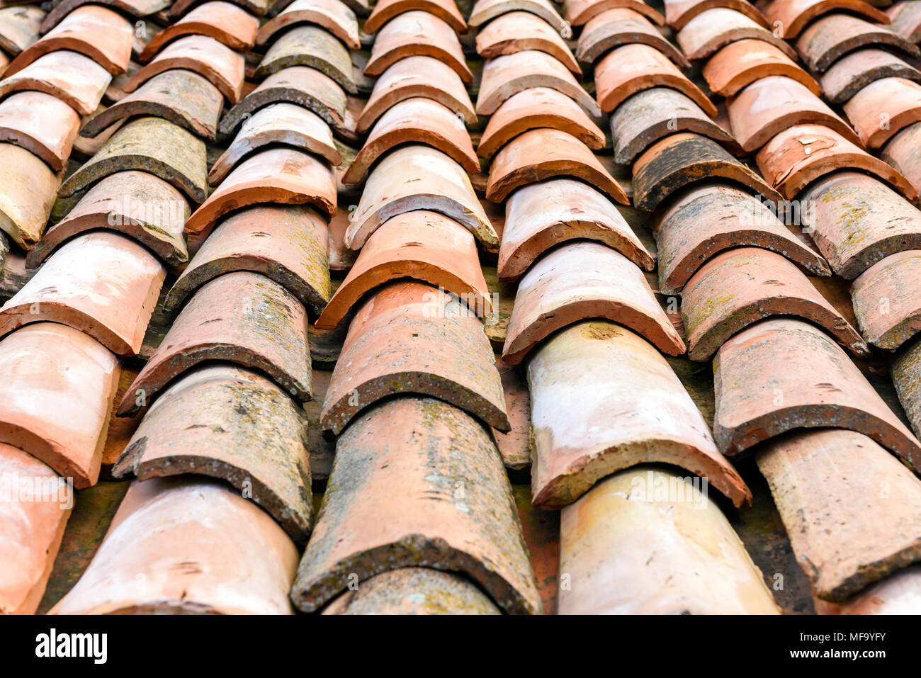 Techo De Tejas De Arcilla Roja Fotos e Imágenes de stock Alamy
