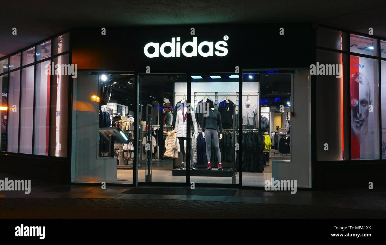Molesto Aprendiz Imperativo Tienda Adidas en la noche en la ciudad Fotografía de stock - Alamy