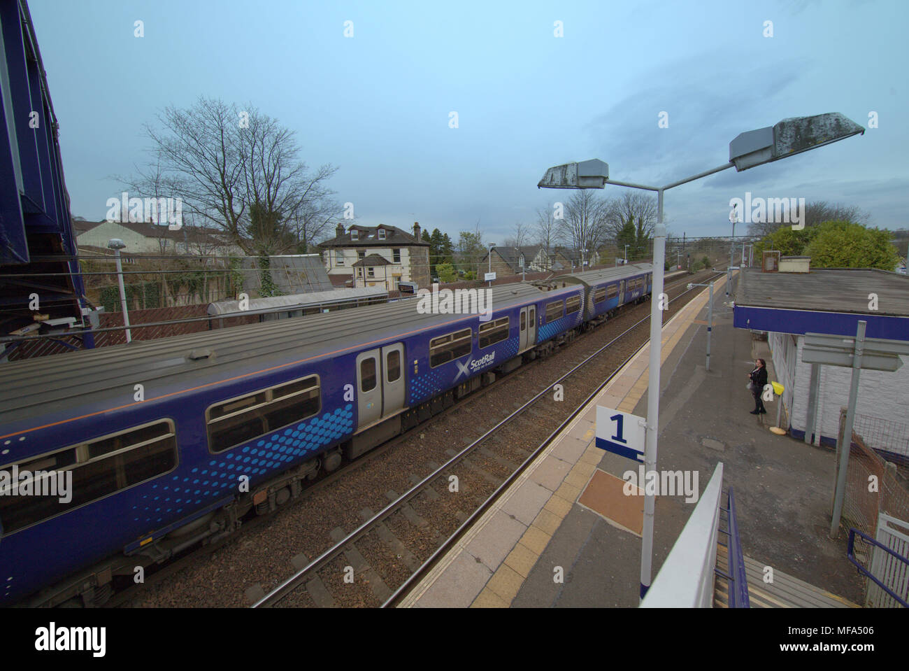 Estación ferroviaria Drunchapel plataforma 1 Ángulo de visión amplio lente 11 irix desde arriba Foto de stock
