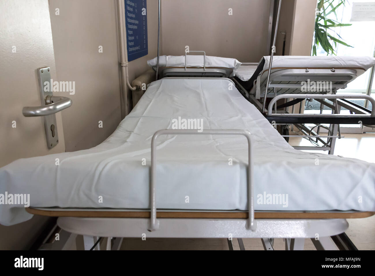 Camillas de hospital fotografías e imágenes de alta resolución - Alamy