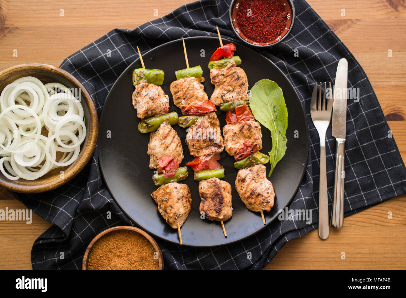 Shish Kebab de pollo es un plato de la cocina turca de pinchos y cubos de  carne a la parrilla Fotografía de stock - Alamy