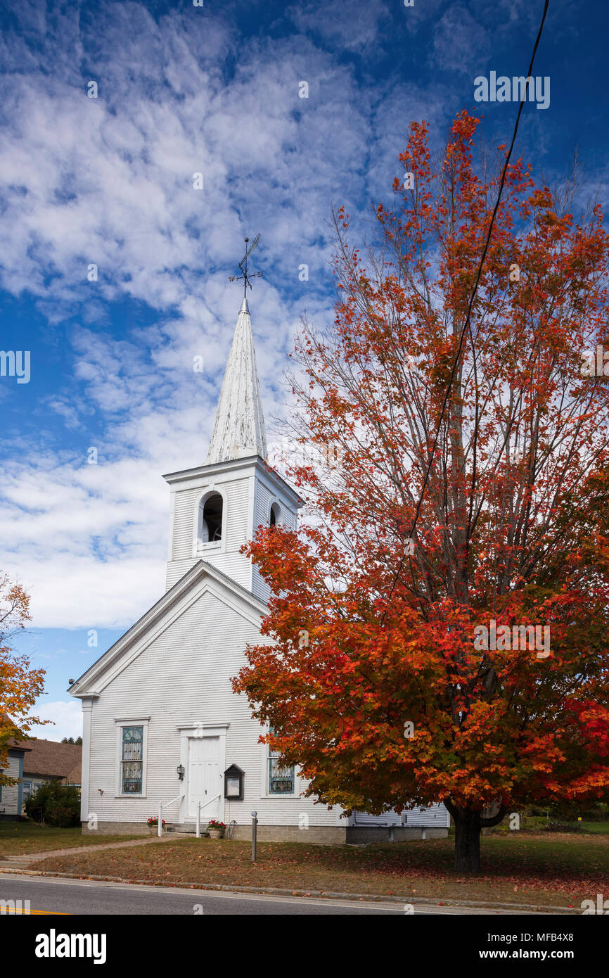 Centro Rumford Iglesia Metodista Unida y árbol de arce en otoño, Centro Rumford, Maine Foto de stock