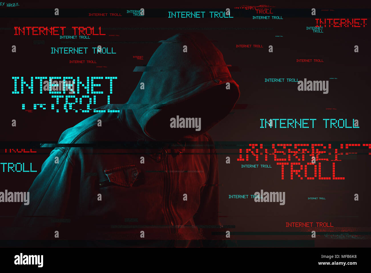Concepto de troll de Internet con hombres encapuchados sin rostro, bajo llave encendido rojo y azul de la imagen digital y glitch efecto Foto de stock