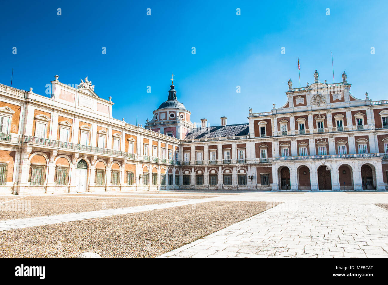 Patio interior del Palacio Real de Aranjuez, residencia del Rey de España, Aranjuez, Comunidad de Madrid, España. Patrimonio Mundial de la UNESCO Foto de stock