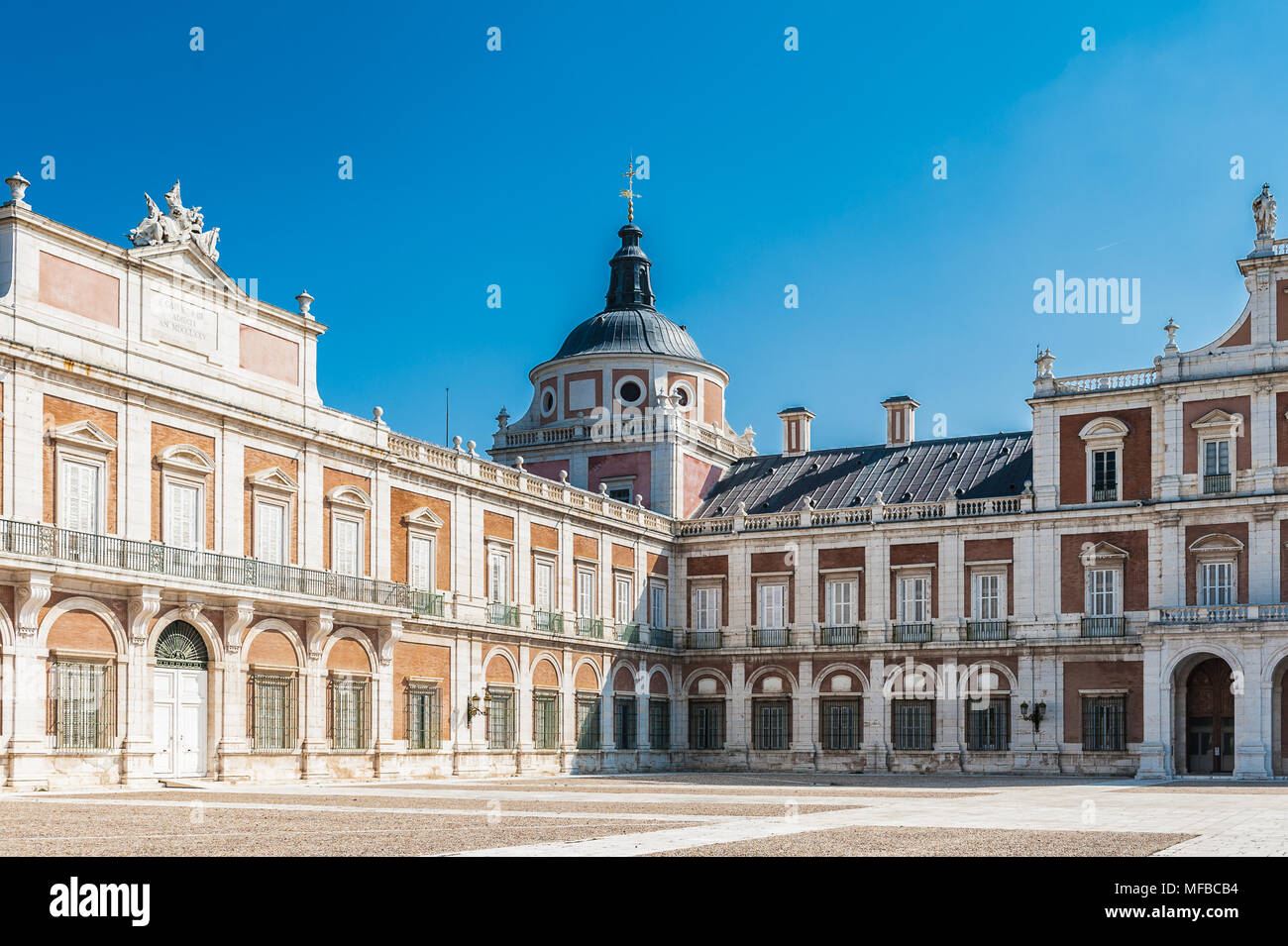 Patio interior del Palacio Real de Aranjuez, residencia del Rey de España, Aranjuez, Comunidad de Madrid, España. Patrimonio Mundial de la UNESCO Foto de stock