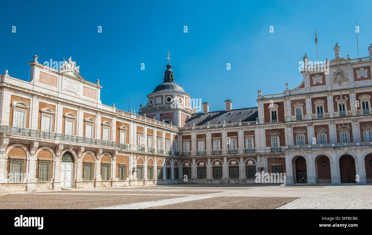 Patio interior del Palacio Real de Aranjuez, residencia del Rey de España, Aranjuez, Comunidad de Madrid, España. Patrimonio Mundial de la UNESCO Foto de stock