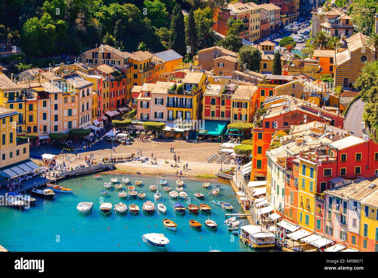 Vista aérea de Portofino, un pueblo pesquero italiano, provincia de Génova, Italia. Un complejo vacacional con un puerto pintoresco y con celebridades y artis Foto de stock