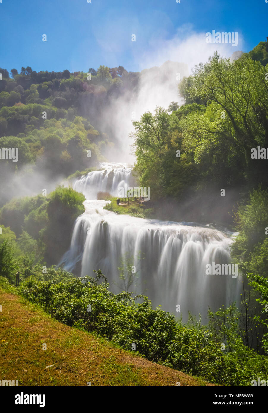 De Terni (Umbría, Italia) -La Cascata delle Marmore es un parque turístico  con una cascada artificial. La caída del río Velino en total es de 165  metros de altura Fotografía de stock -