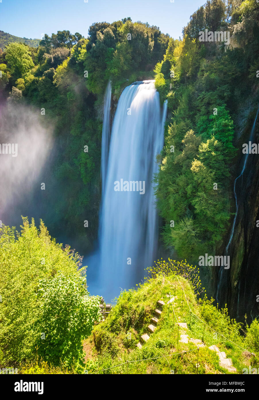De Terni (Umbría, Italia) -La Cascata delle Marmore es un parque turístico  con una cascada artificial. La caída del río Velino en total es de 165  metros de altura Fotografía de stock -