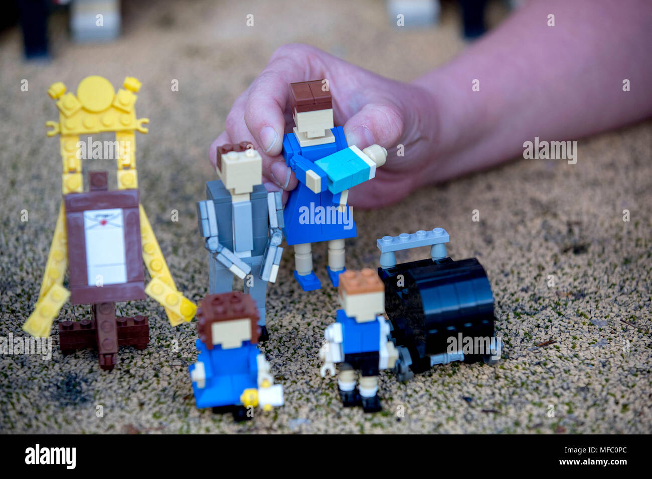 Figuras De Lego De El Duque Y Duquesa De Cambridge Y Su Familia Fuera Del Palacio De Buckingham Modelo En Legoland Windsor Resort En Berkshire Que Ha Acogido El Ultimo Real A