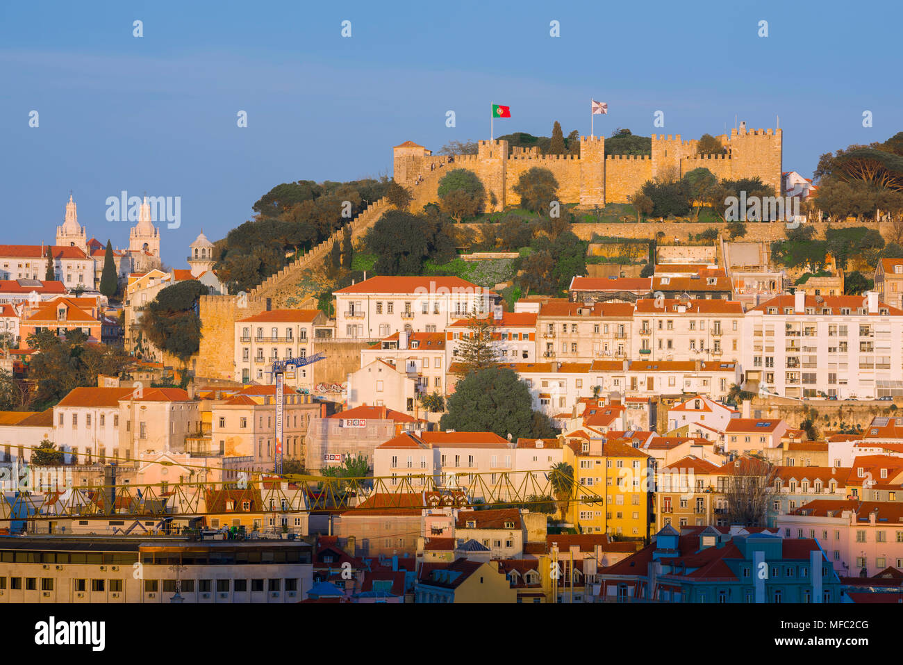 Horizonte de Lisboa, con vistas al Castelo de São Jorge en Sunset con la abarrotada ladera edificios de la Mouraria trimestre situada debajo, Lisboa, Portugal. Foto de stock