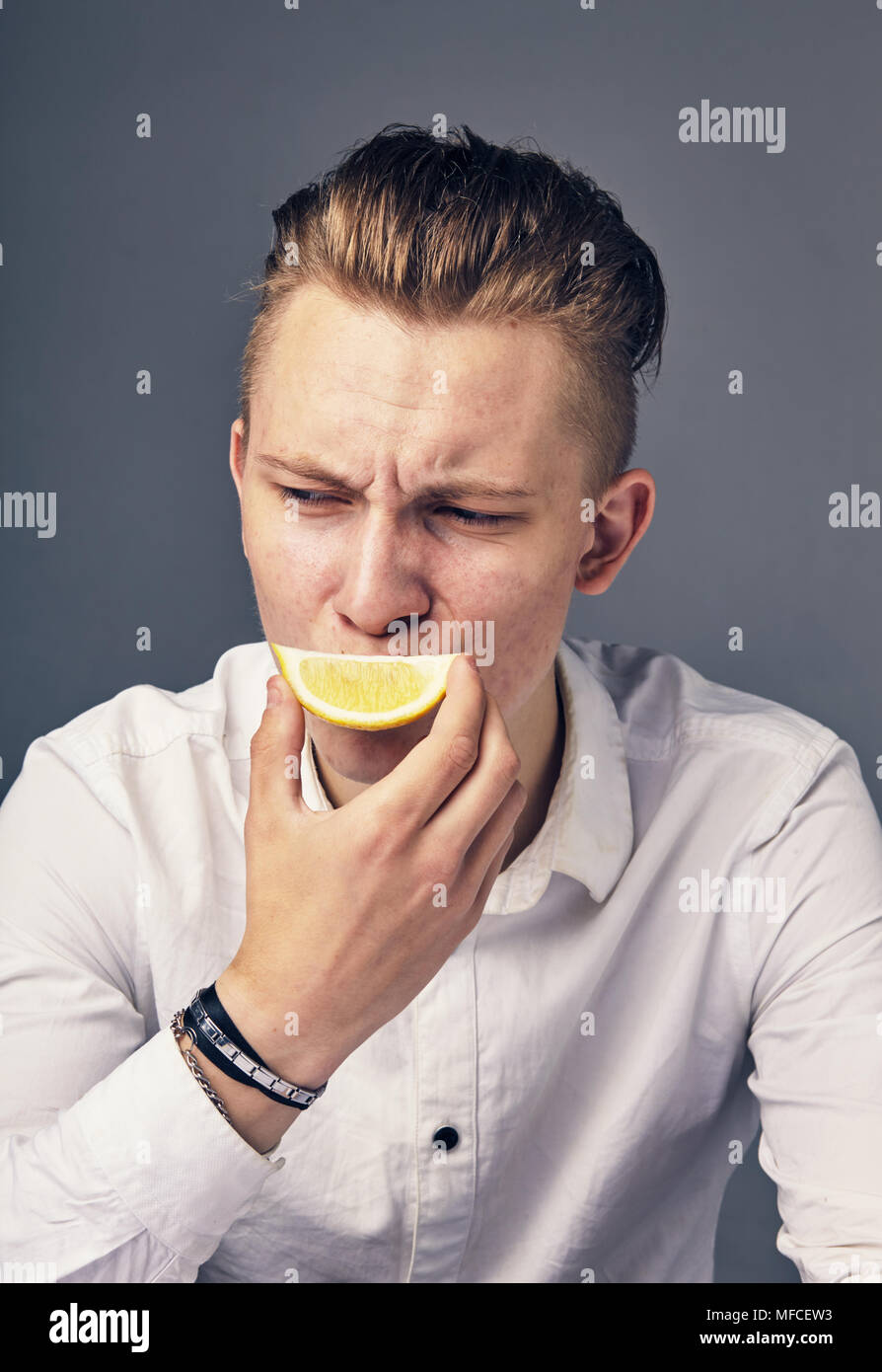 Cata joven limón. Foto de stock