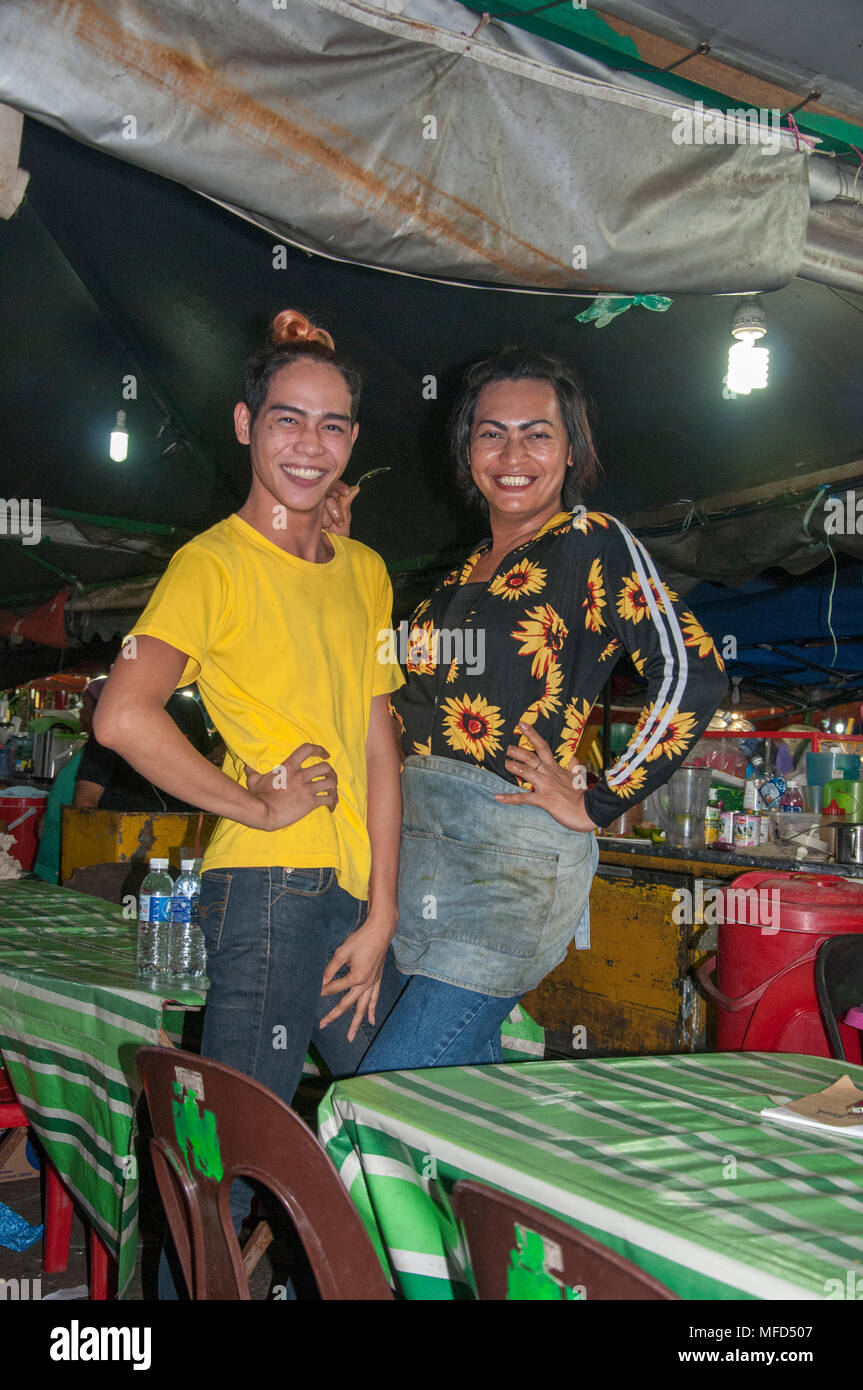 Dos expositores, transgénero abiertamente, en el mercado de la noche a orillas del mar, en Kota Kinabalu, Sabah, Borneo malasio Foto de stock