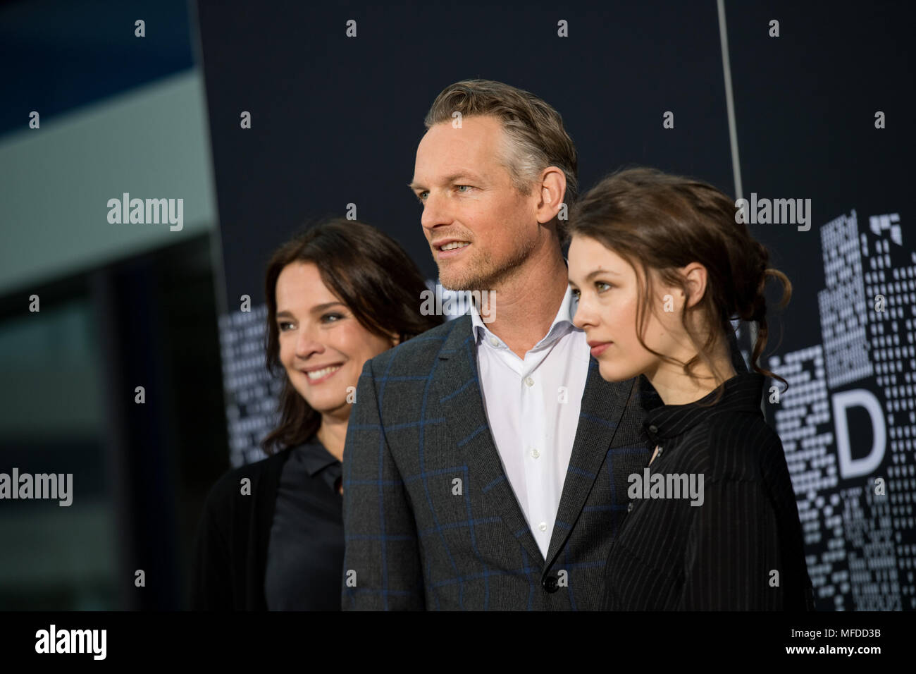 Los actores Desirée Nosbusch (LR), Barry Atsma y Paula cerveza busca en las  cámaras de los fotógrafos el 16 de enero de 2018, en Hamburgo durante una  sesión de fotos en la