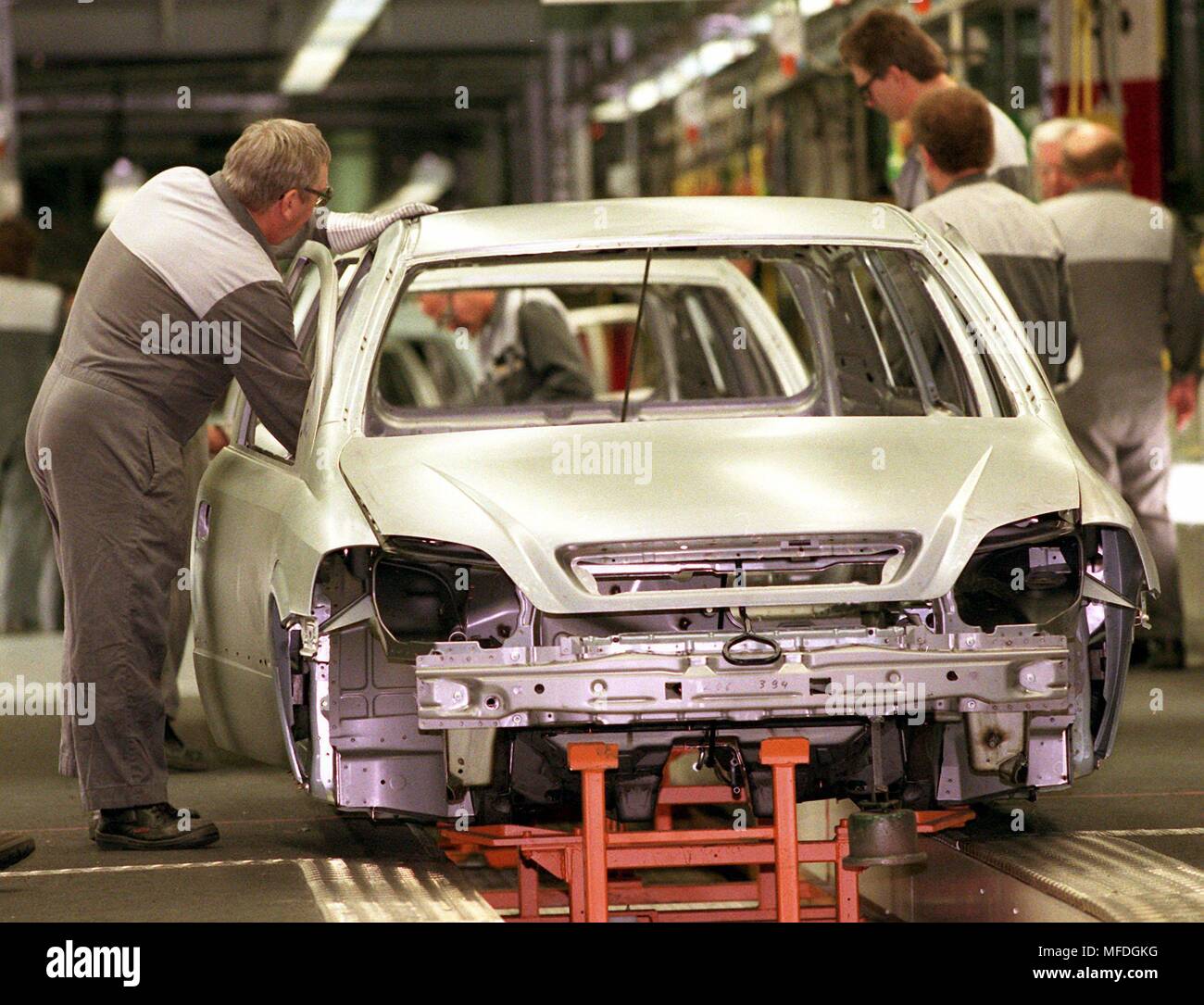 El 6.1.1998 un trabajador inspecciona el cuerpo aún sin pintar de nuevo Opel  Astra caravan en la planta de Opel en Bochum. Desde el 5 de enero, la nueva  generación del Astra