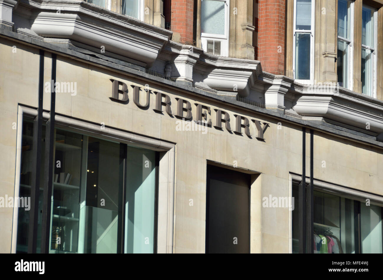 Burberry tienda de moda de lujo en Knightsbridge, Londres, Reino Unido. Foto de stock