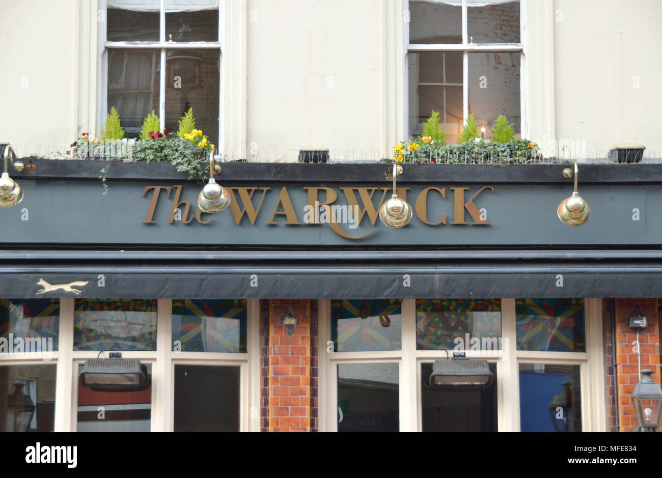 El Warwick pub en Victoria, Londres, Reino Unido. Foto de stock