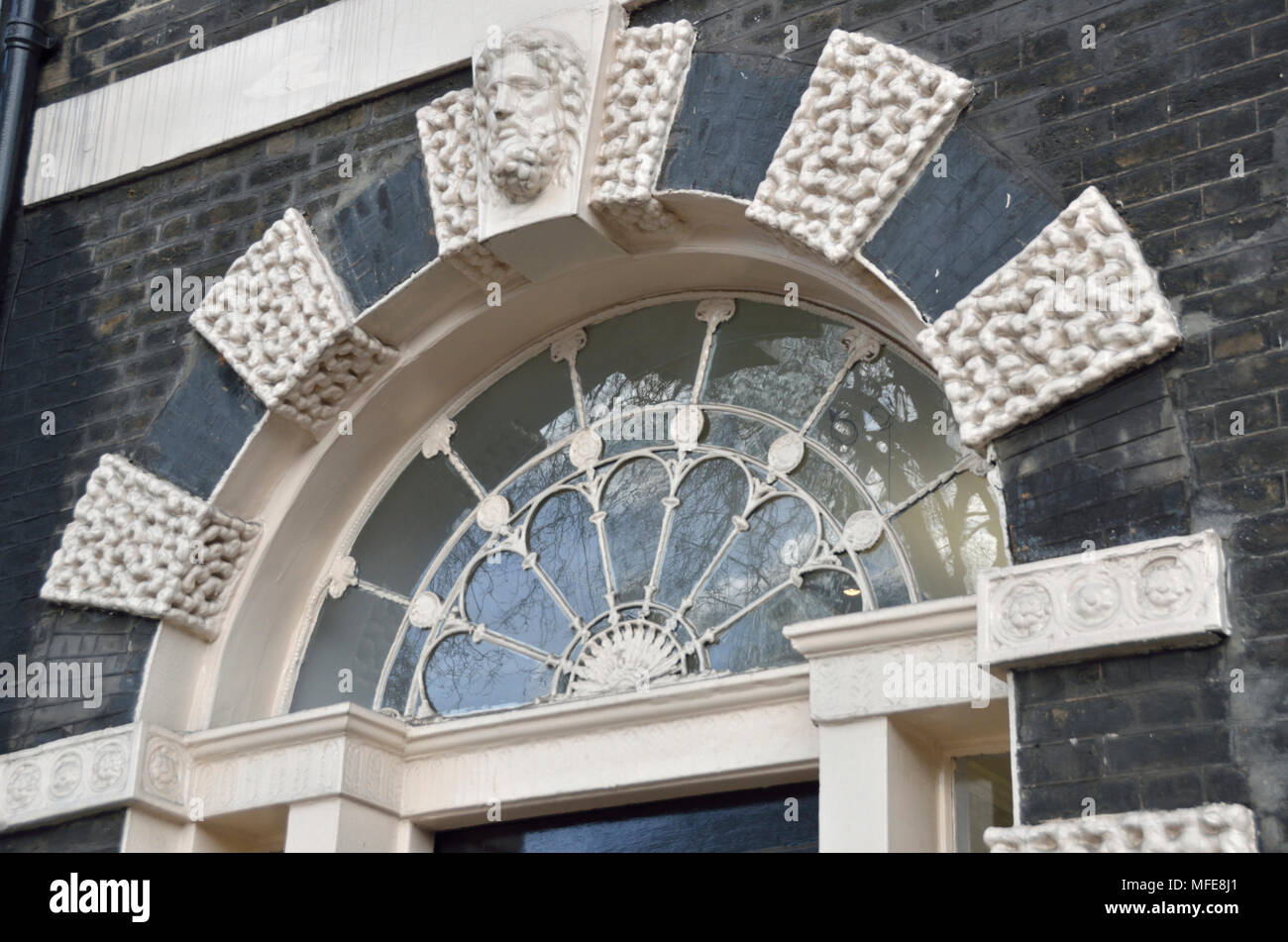 Arco de piedra ornamental por encima de un umbral en Bedford Square, Bloomsbury, Londres, Reino Unido. Foto de stock
