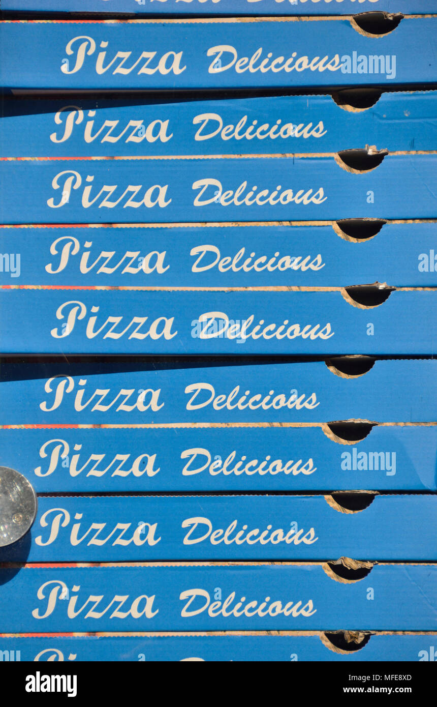 Una pila de cajas de pizza. Foto de stock