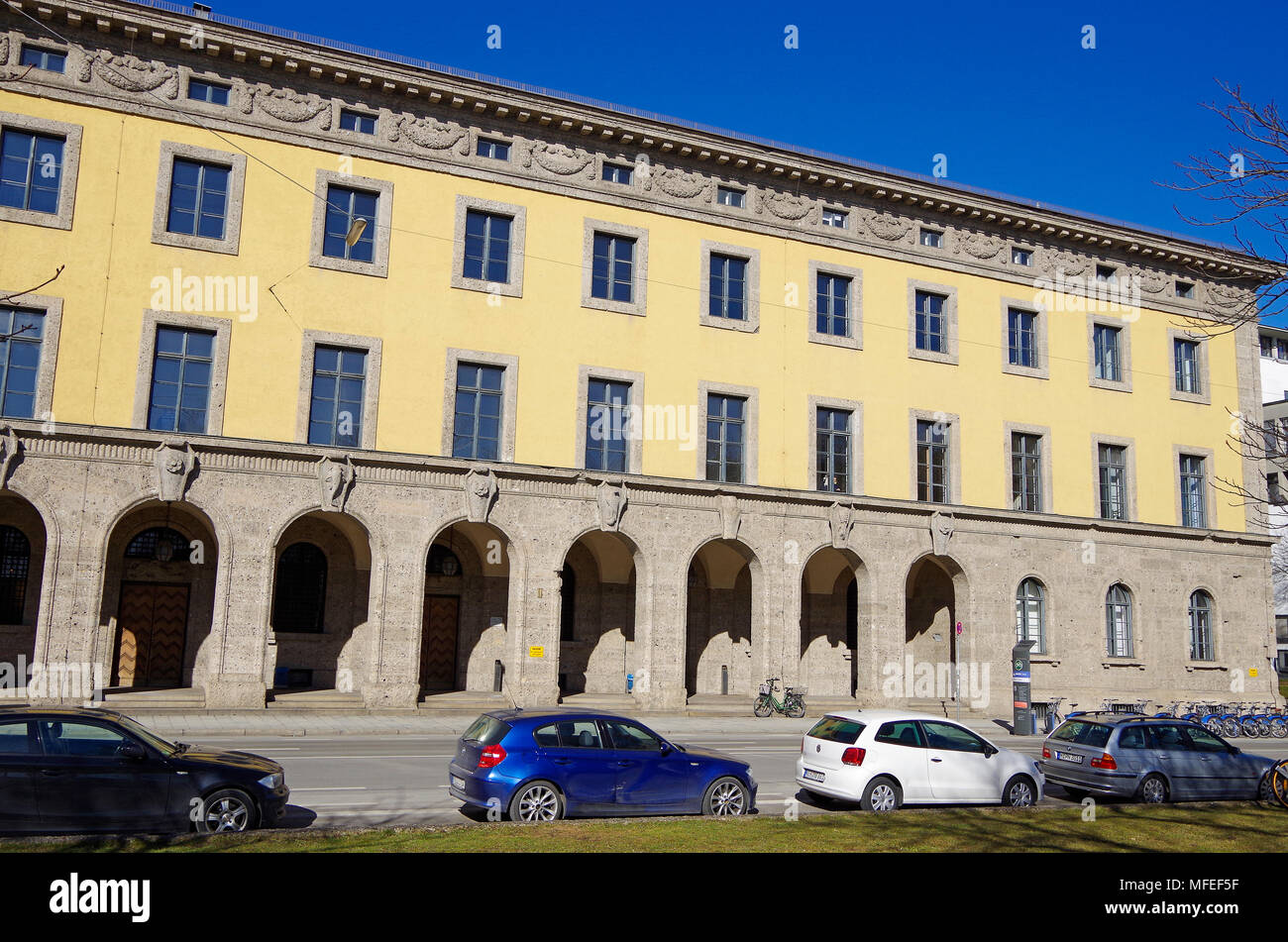 Parte del principal edificio administrativo de la Universidad Técnica de Munich, construido en un estilo historicista Foto de stock