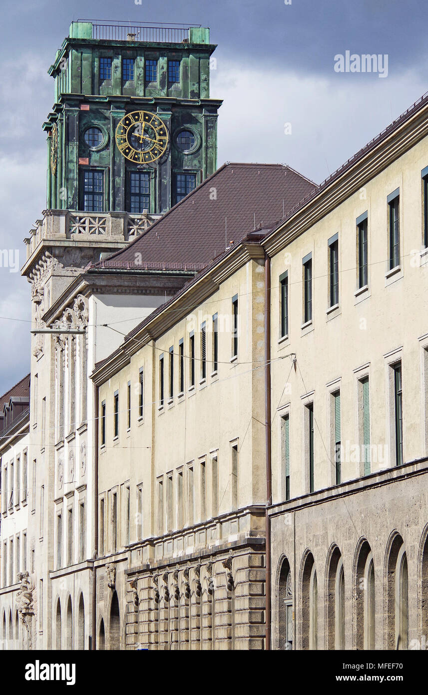 Vista al oeste a lo largo de Gabelsbergerstrasse, hacia la torre del reloj de la Universidad Técnica de Múnich que forman el lado sur del campus principal Foto de stock