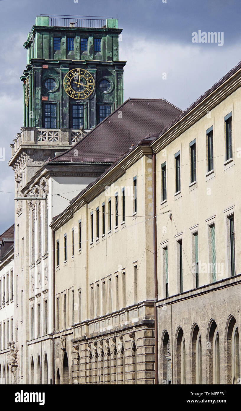 Vista al oeste a lo largo de Gabelsbergerstrasse, hacia la torre del reloj de la Universidad Técnica de Múnich que forman el lado sur del campus principal Foto de stock