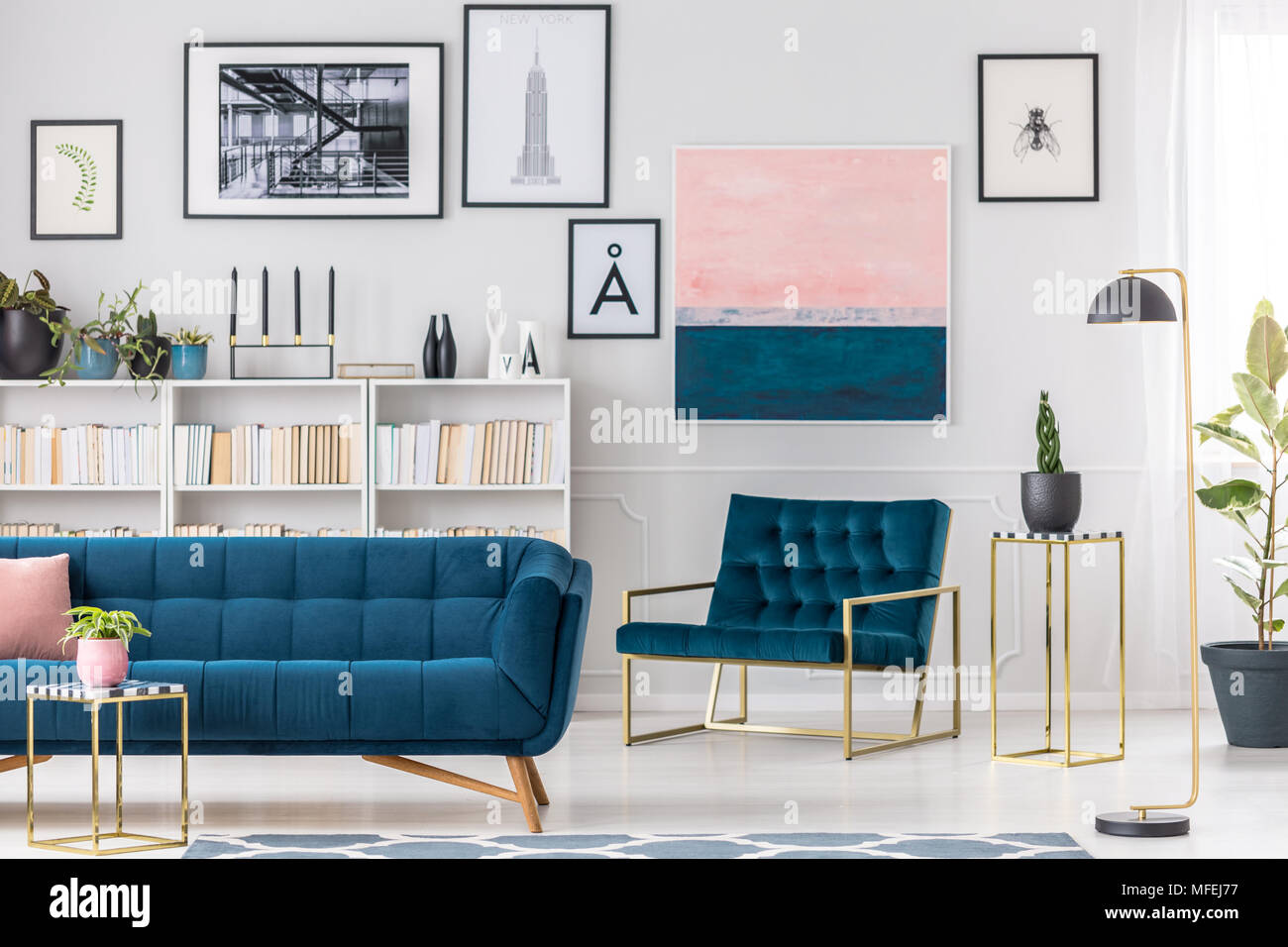 Salón Moderno interior con sofá, sillón azul, dorado cuadros y pinturas en  la pared Fotografía de stock - Alamy