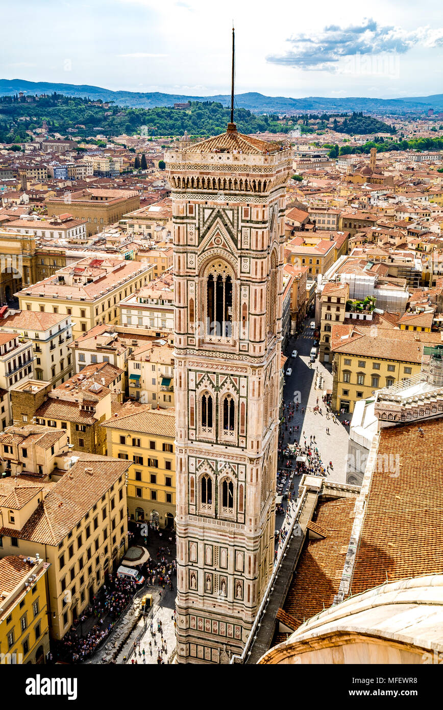 El campanario de Giotto, también conocido como el Campanile, forma parte del Cattedrale di Santa Maria del Fiore, o la Catedral de Florencia en Florencia, Italia. Foto de stock