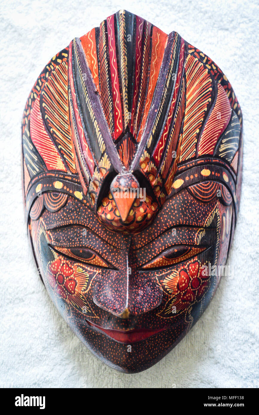 Masculinos y Femeninos tradicionales máscaras de Indonesia Fotografía