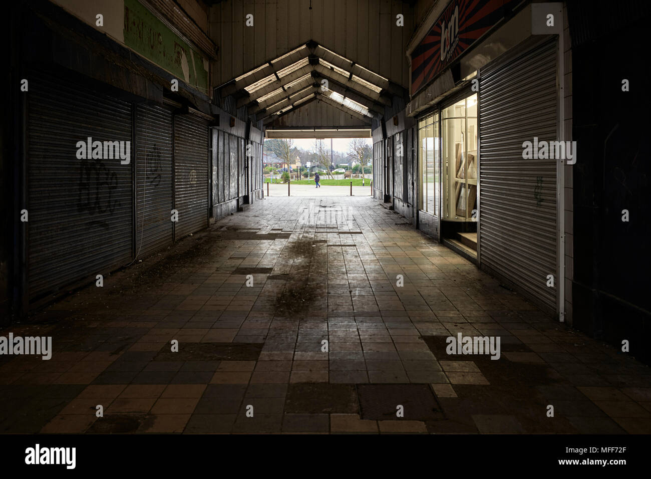 Un resumen y, principalmente, con cierre de galería comercial en la ciudad costera de Morecambe, Lancashire Foto de stock