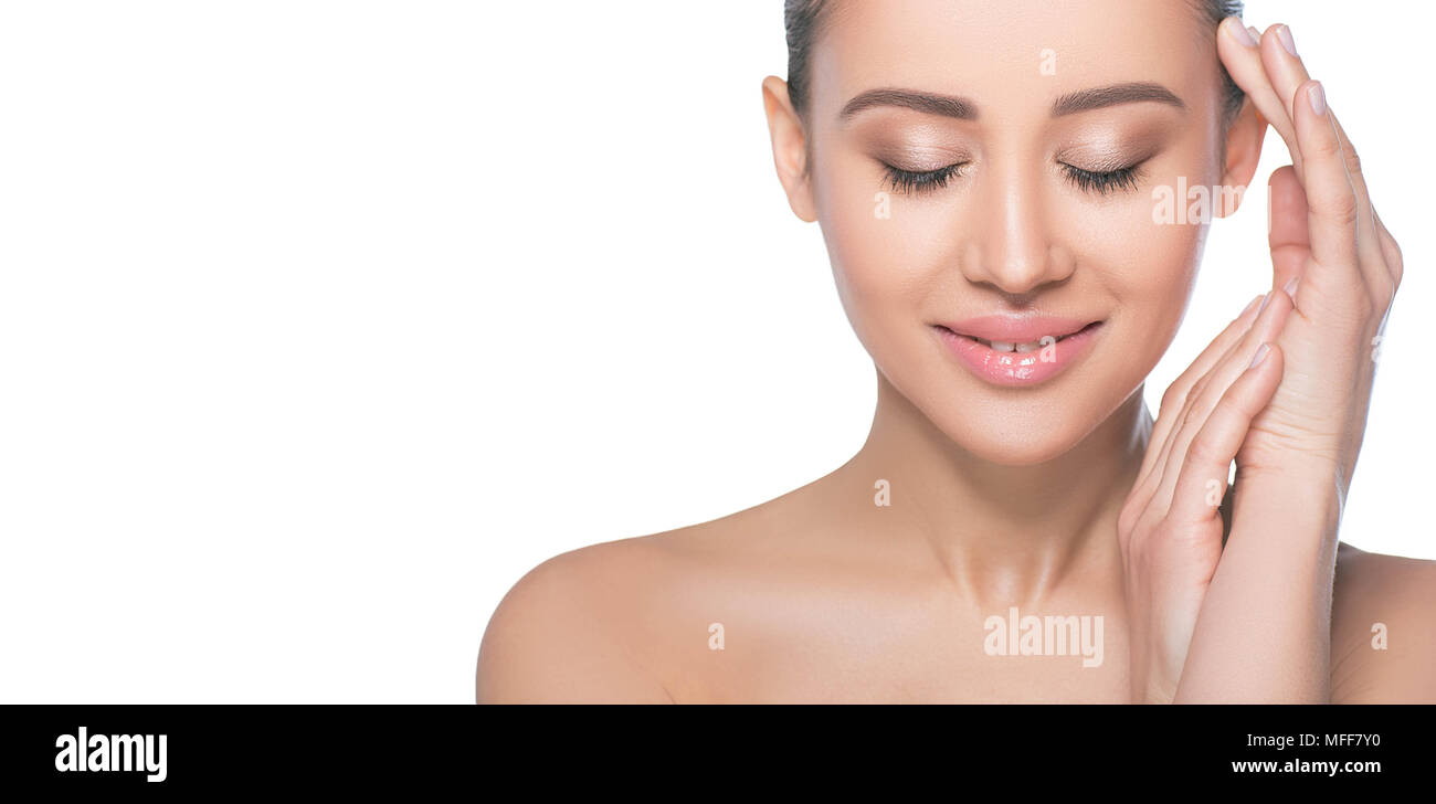 Cara sonriente de joven mujer adulta con limpiar la piel fresca - aislado en blanco Foto de stock