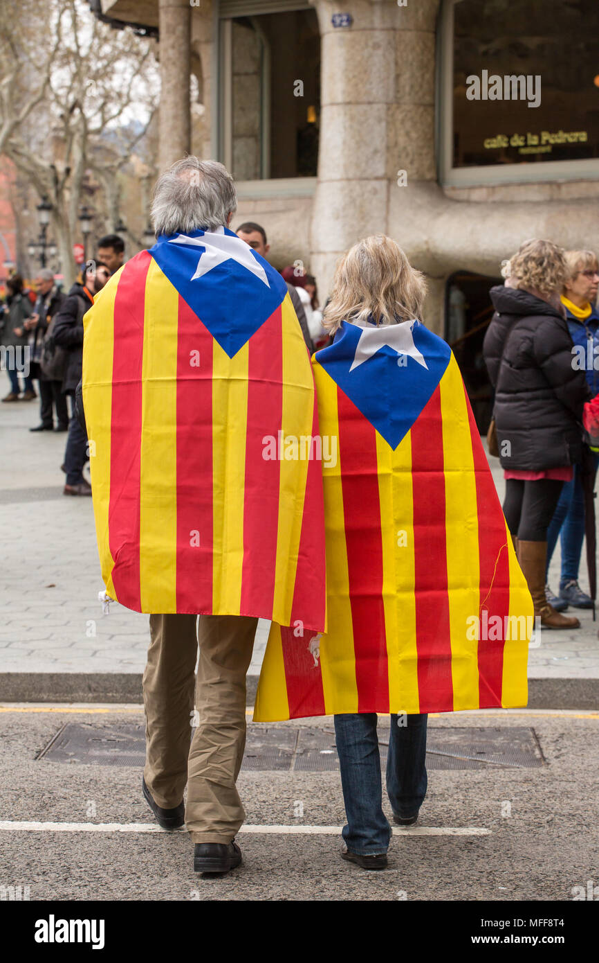 Barcelona, España - Marzo 25, 2018: La gente catalana en el rallye exigiendo la independencia para Cataluña Foto de stock