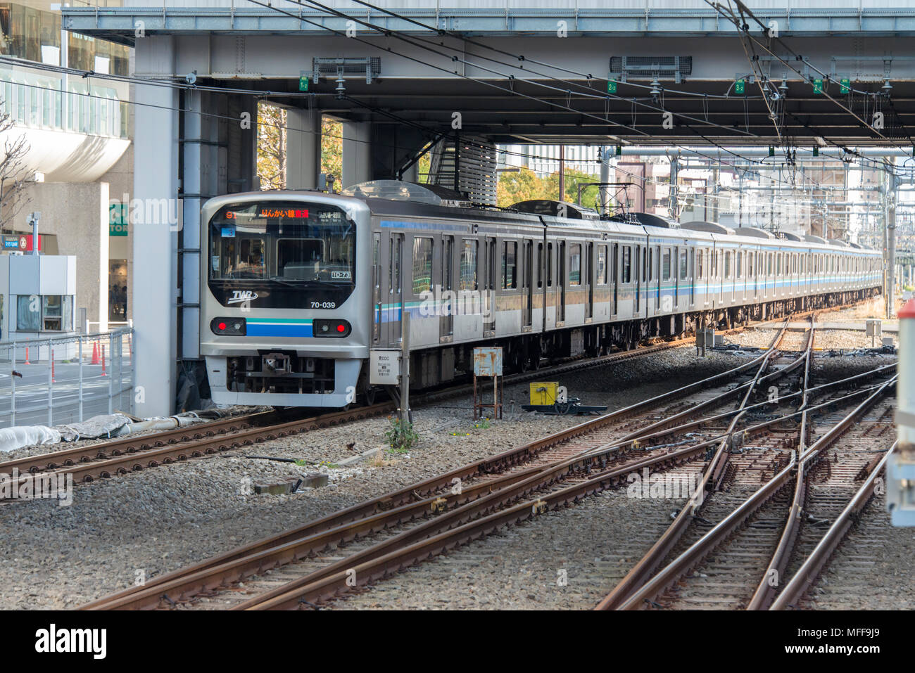 Tren que sale desde la estación de tren JR Shinjuku Foto de stock