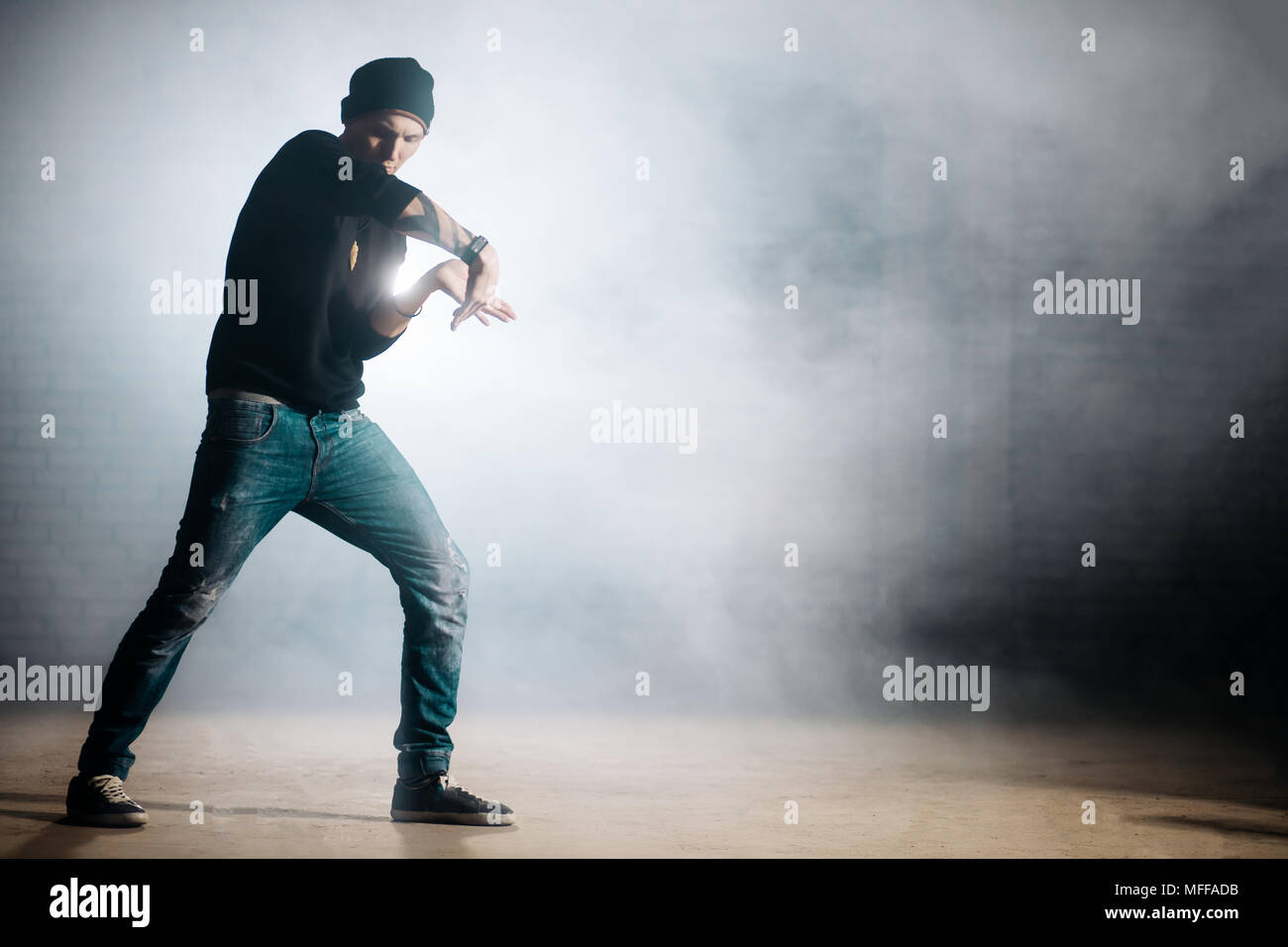 Caucasian Hombre Vestido Con Gorro Negro Bailando Tecktonik En La Calle En El Movimiento Del Brazo Fotografia De Stock Alamy