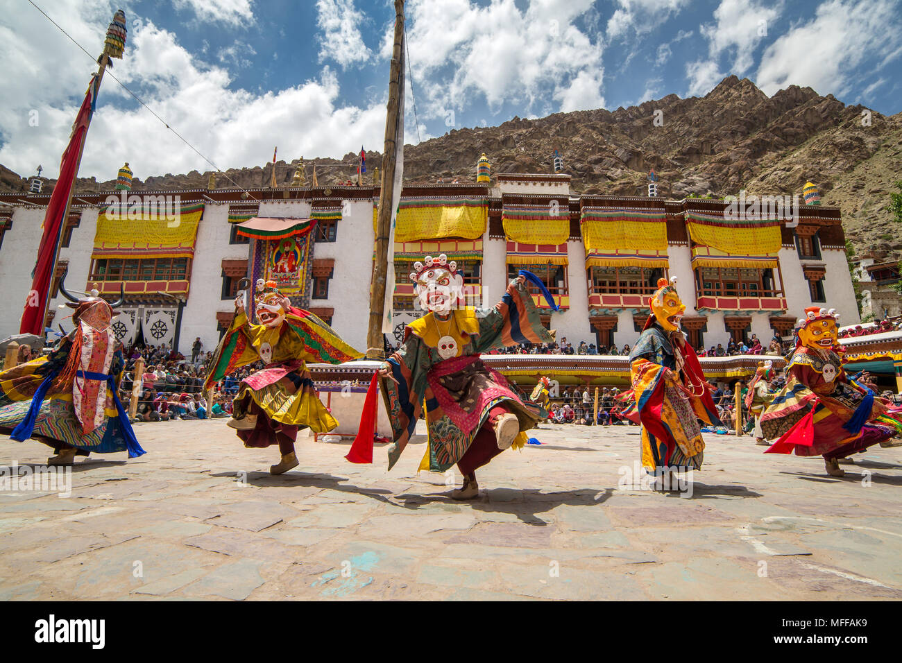 Ladakh, India - Julio 4, 2017: Hemis Tsechu Tántrico, una ceremonia budista en el monasterio de Hemis, con máscara tántrico/bailando danzas Cham por el monje Foto de stock