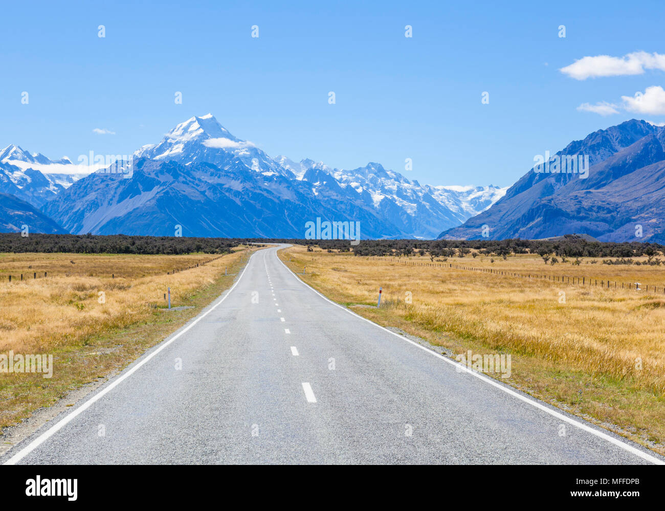 Nueva Zelanda la isla sur de Nueva Zelanda una recta carretera vacía sin tráfico en el parque nacional de Monte Cook nueva zelanda Foto de stock