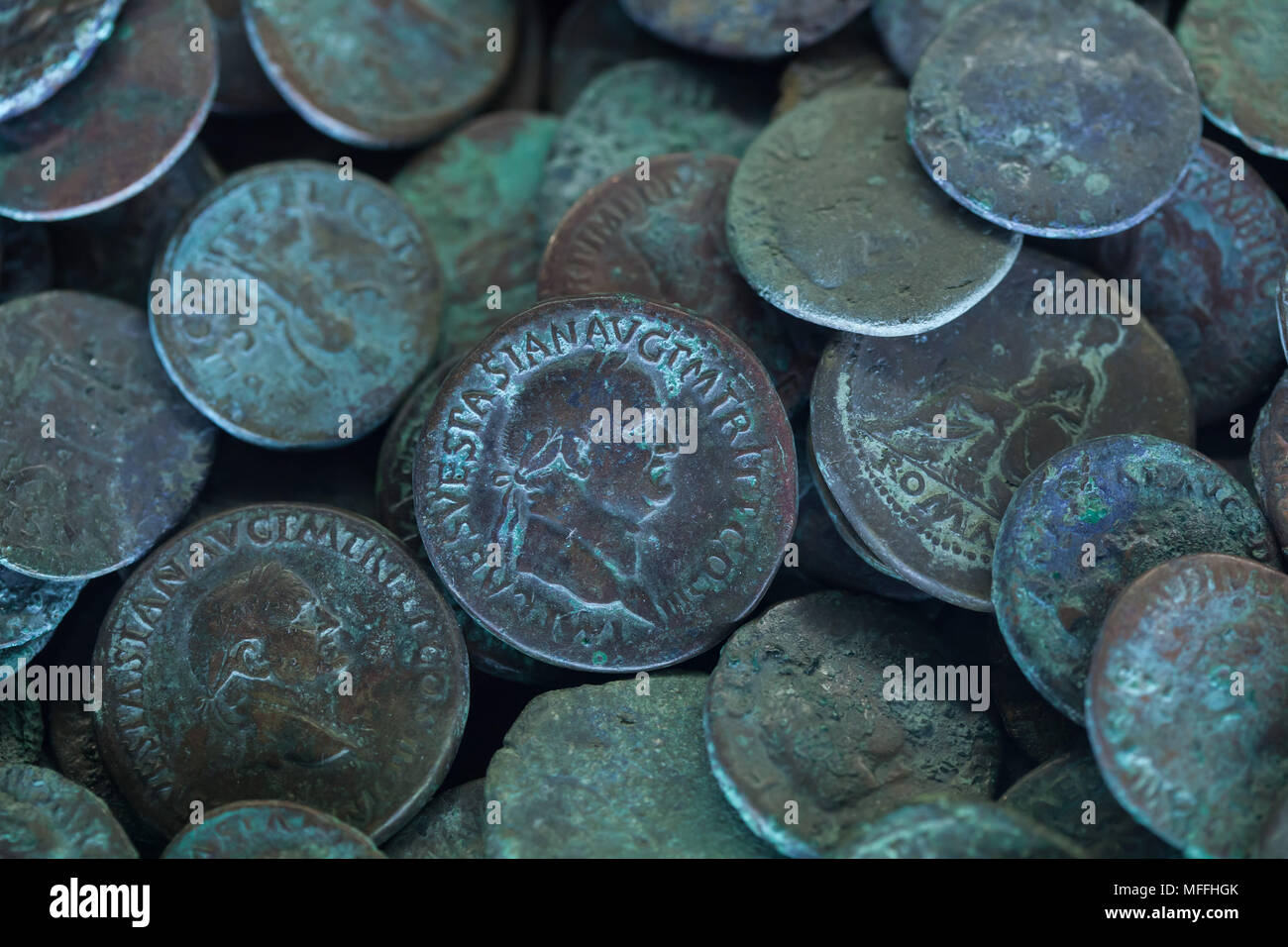 El emperador Vespasiano representado en monedas de bronce romano del tesoro de 1385 monedas encontradas en el thermopolium de Vetutius Placidus en Pompeya en mayo de 1939 en exhibición en el Museo Arqueológico Nacional (Museo Archeologico Nazionale di Napoli) en Nápoles, Campania, Italia. Foto de stock