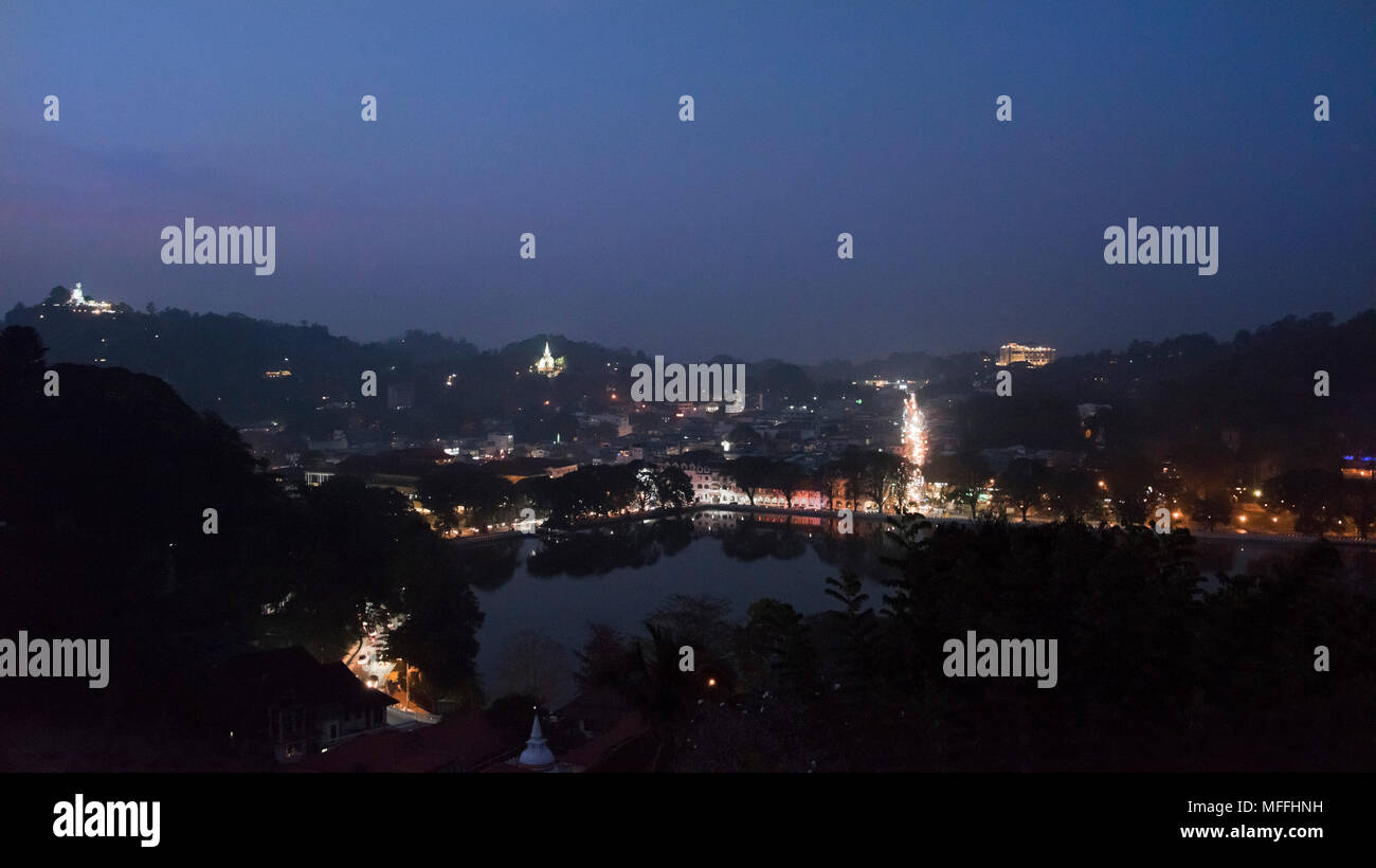 Paisaje panorámico horizontal en la noche de Kandy, Sri Lanka. Foto de stock
