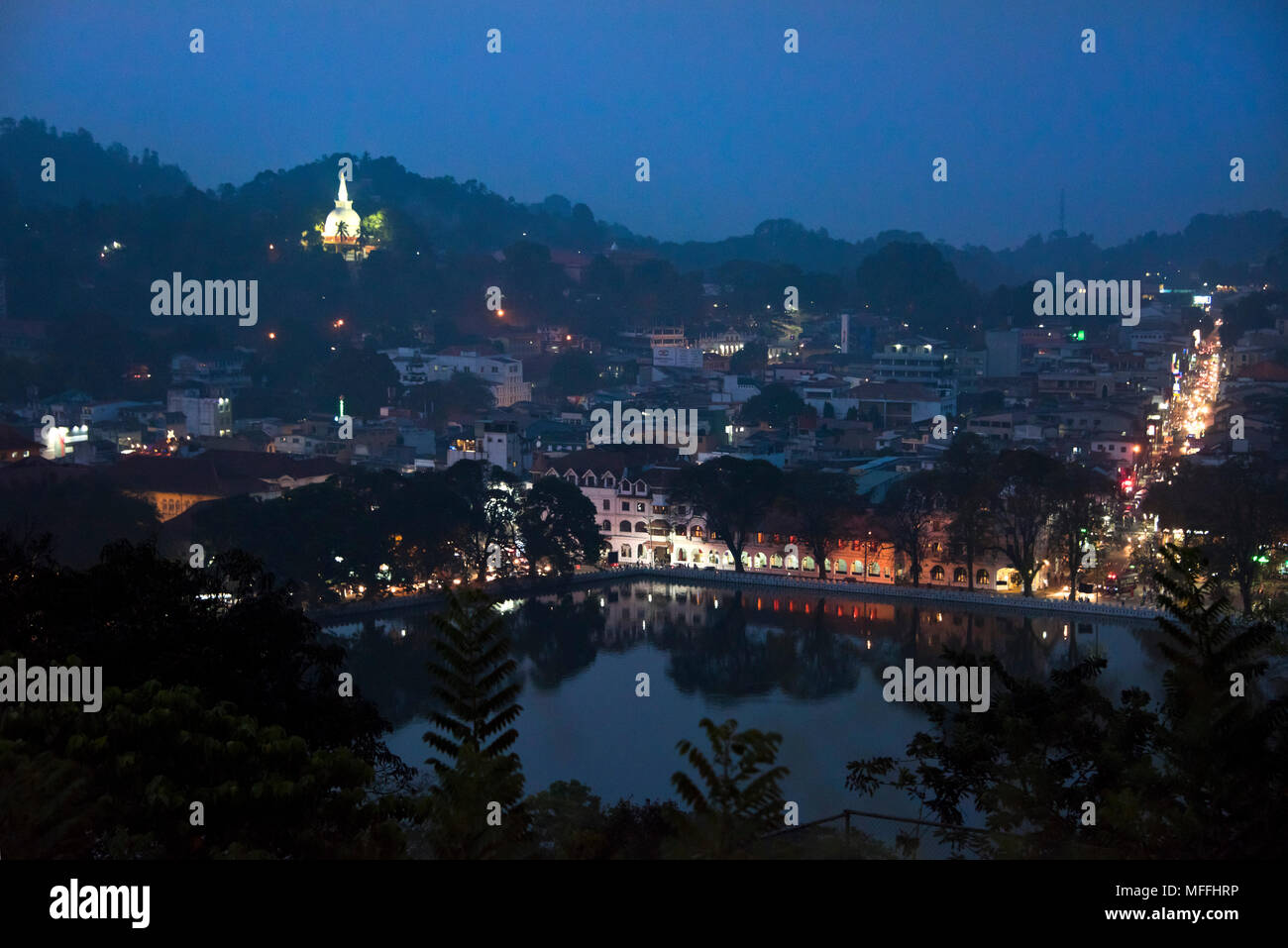 Paisaje urbano horizontal en la noche de Kandy, Sri Lanka. Foto de stock