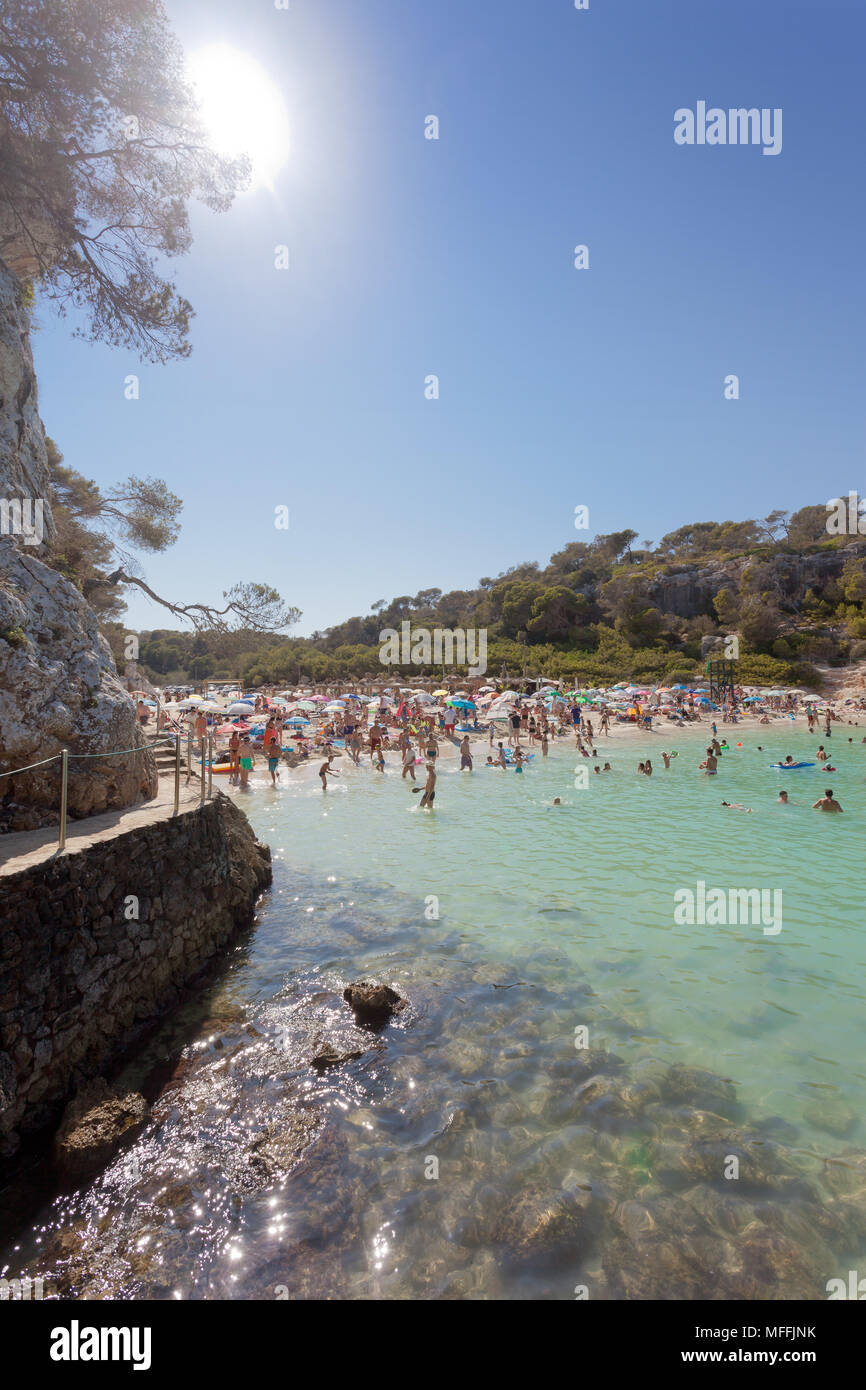 Cala Llombards, Mallorca, España - Agosto de 2016 - la gente disfruta de sus vacaciones durante el atardecer en la playa de Cala Llombards Foto de stock