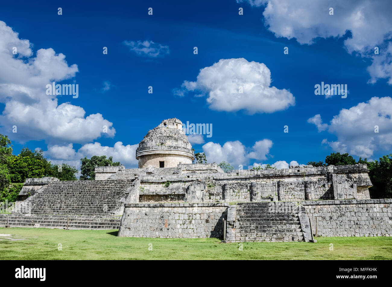 Uno de los notables monumentos en el sitio arqueológico de Chichén Itzá, maravilla del mundo. Foto de stock