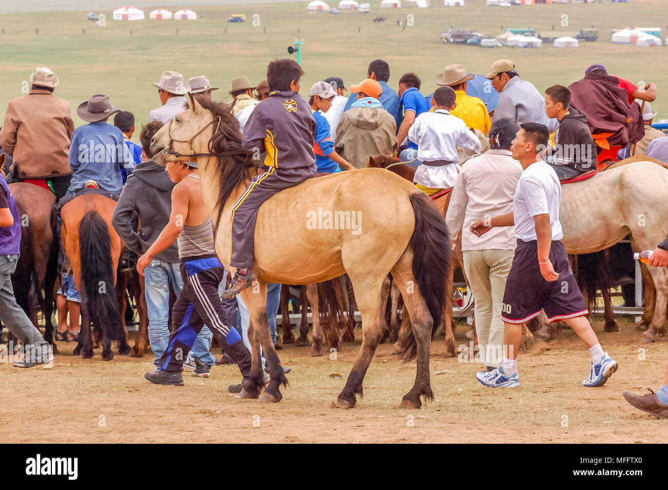 Doloon Khudag Khui, Mongolia - Julio 12, 2010: jinetes a caballo de carrera en la estepa Nadaam fuera de la capital, Ulan Bator Foto de stock