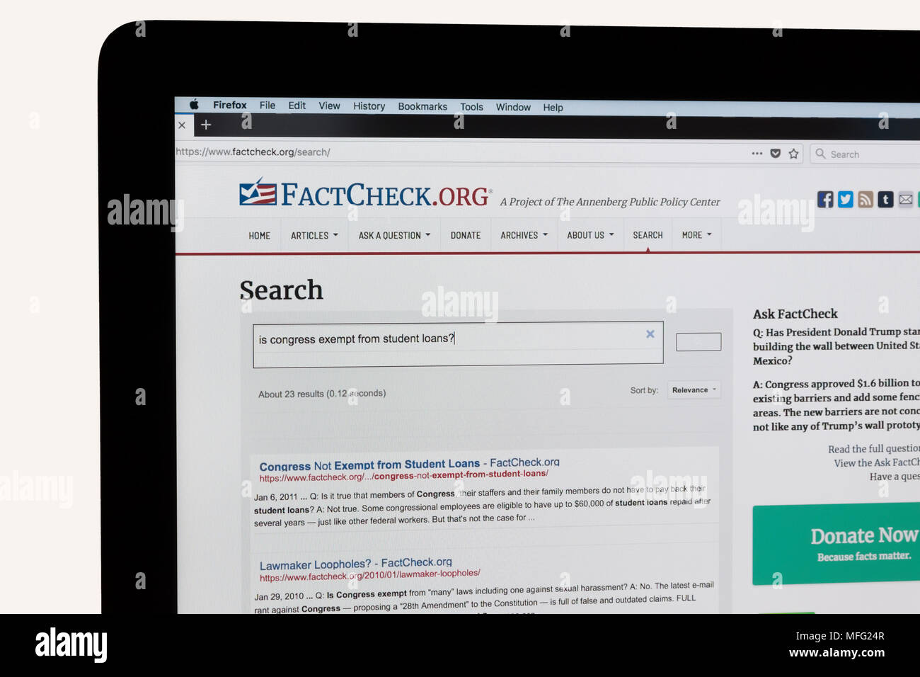 Sitio web FactCheck.org, defensor del consumidor que reduce el engaño y la confusión en la política estadounidense. Incluye una función de búsqueda para responder a las preguntas. Foto de stock