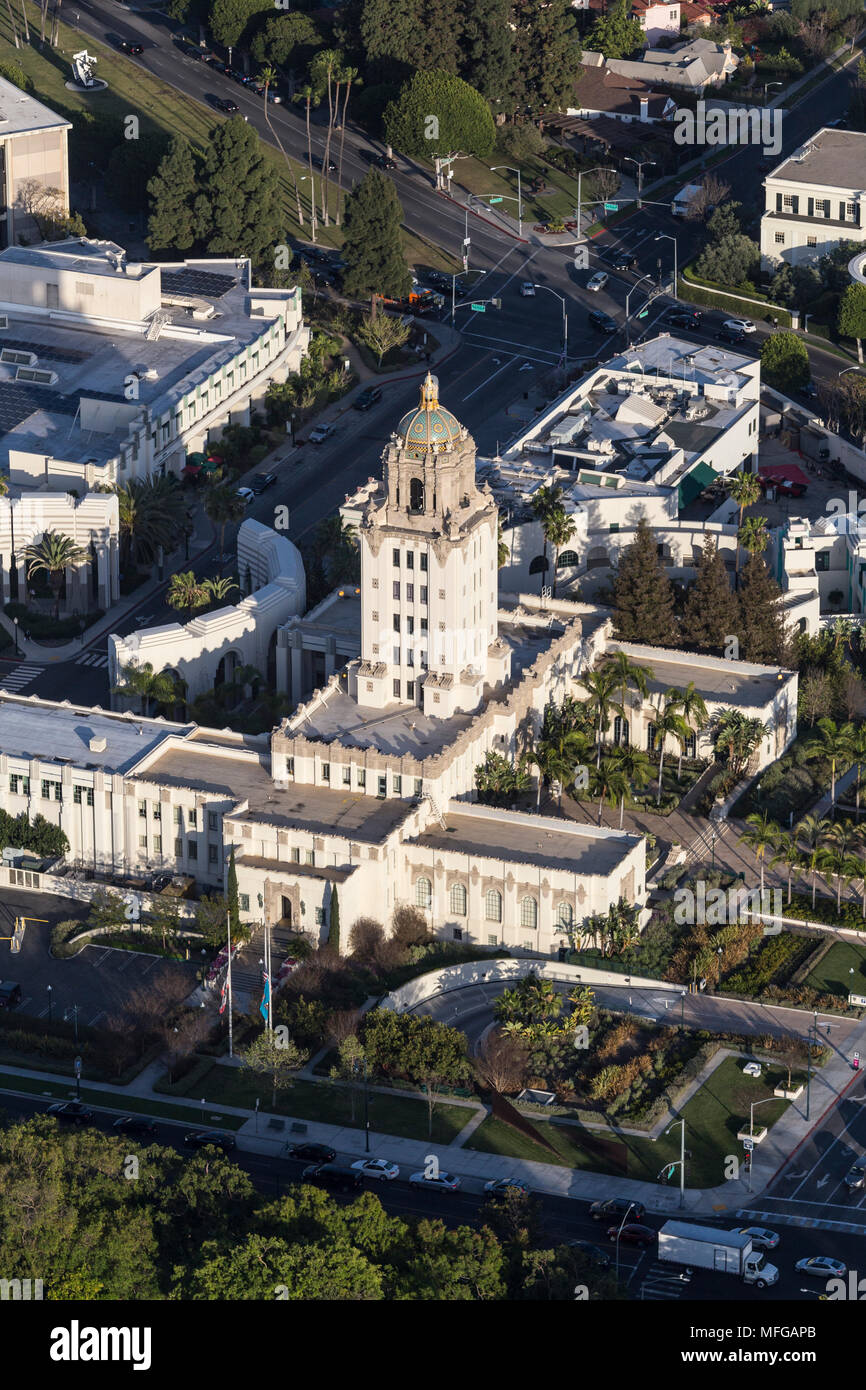 Beverly Hills, California, EE.UU. - 18 de abril de 2018: Por la tarde vista aérea vertical del histórico edificio del ayuntamiento. Foto de stock