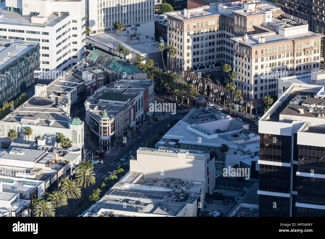 Vista aérea de Rodeo Drive en Wilshire Blvd. en el corazón del distrito de tiendas de lujo de Beverly Hills, cerca de Los Angeles, California. Foto de stock