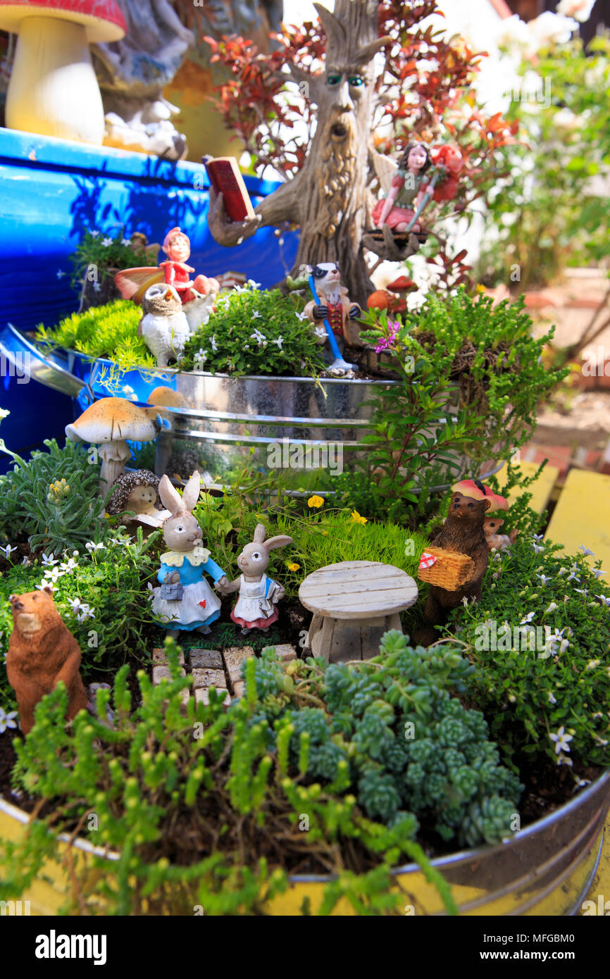Vislumbrar cualquier cosa Fundador Jardín de hadas misterioso mágico en miniatura en un patio en un contenedor en macetas Fotografía de stock - Alamy Vislumbrar cualquier cosa Fundador Jardín de hadas misterioso mágico en miniatura en un patio en un contenedor en macetas Fotografía de stock - Alamy