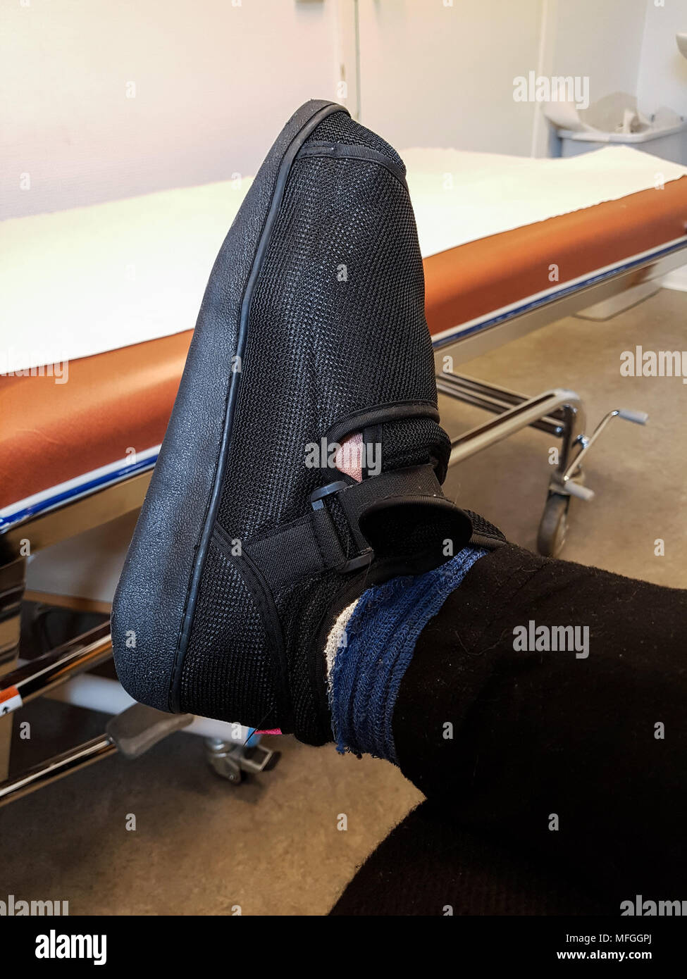 Bota ortopedica fotograf as e im genes de alta resoluci n Alamy