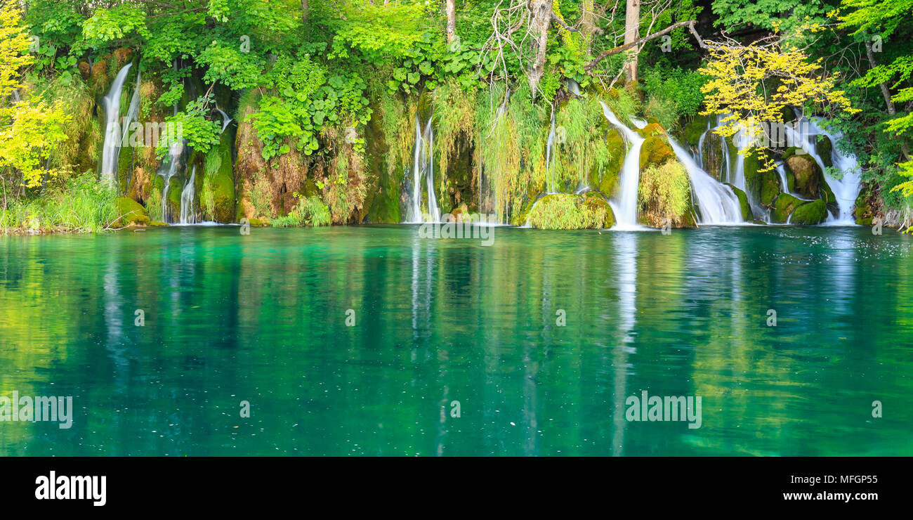 Colorido panorama sobre las cascadas y un lago azul claro en un viejo bosque verde. Los lagos de Plitvice, Croacia Foto de stock