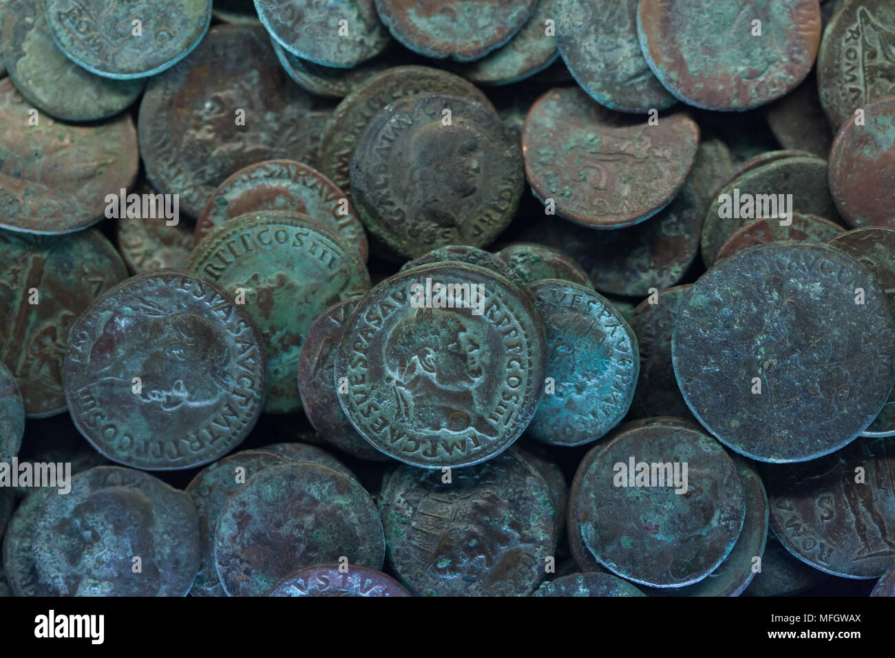 El emperador Vespasiano representado en monedas de bronce romano del tesoro de 1385 monedas encontradas en el thermopolium de Vetutius Placidus en Pompeya en mayo de 1939 en exhibición en el Museo Arqueológico Nacional (Museo Archeologico Nazionale di Napoli) en Nápoles, Campania, Italia. Foto de stock