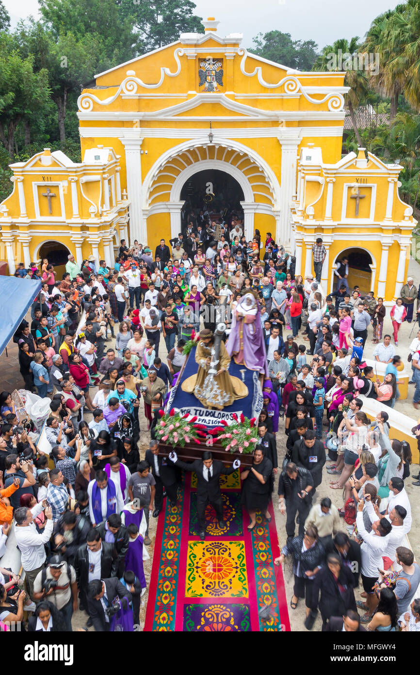 Gran ángulo de visión sobre el Martes Santo procesión dejando la capilla El Calvario, cerca de la Antigua durante la Semana Santa 2017 en Antigua, Guatemala Foto de stock